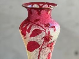 Baccarat ウランガラス フクシア文花器